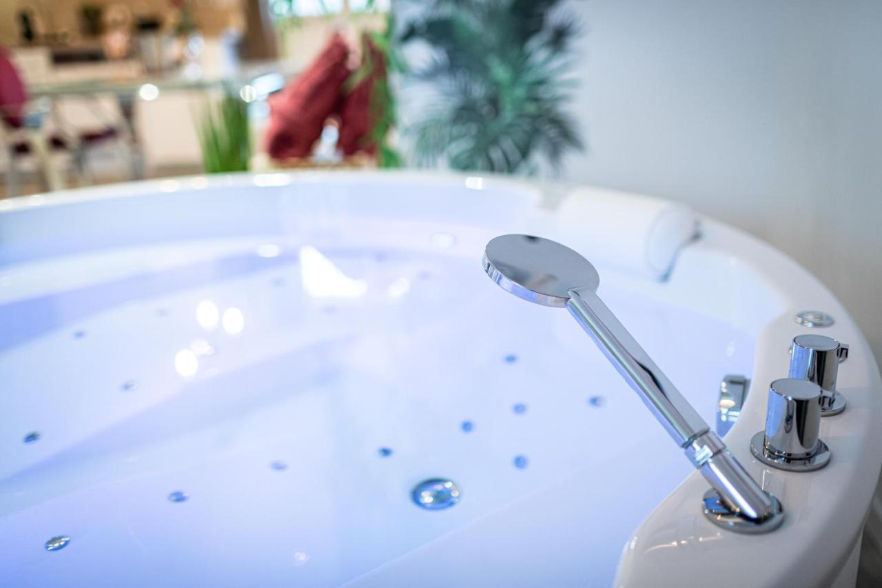 Suite L'Echappee - Maison Romantique - Spa & Sauna Privatif- Pole Dance - Lit Rond Avec Miroir Au Plafond Pezarches エクステリア 写真