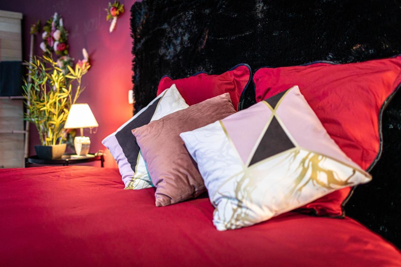 Suite L'Echappee - Maison Romantique - Spa & Sauna Privatif- Pole Dance - Lit Rond Avec Miroir Au Plafond Pezarches エクステリア 写真